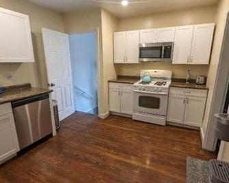 Cozy 2 Bedroom Home Withlake View - Lorain - Kitchen