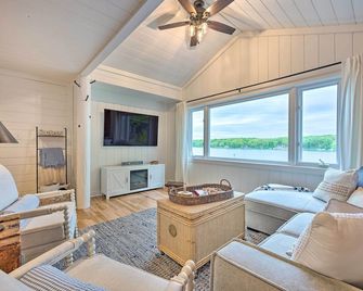 Lakefront Battle Creek Home W/ Fishing Dock - Battle Creek - Living room