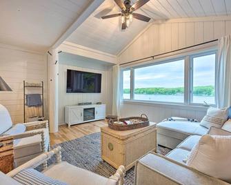 Lakefront Battle Creek Home with Fishing Dock! - Battle Creek - Living room