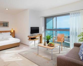 Apartments in a stunning beach-side location through - Herzliya - Obývací pokoj