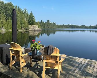 Granite Lake Chalet - waterfront Temagami/Hot Tub - Temagami - Patio