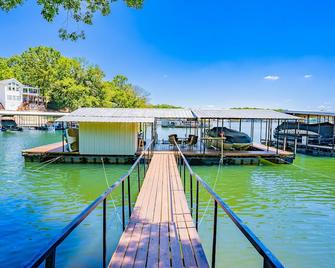 Beautiful waterfront lake house with private dock on calm cove - Eldon - Piscina