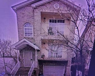 Travelers Long Stay with Private Bathroom Divine Villa and Resorts 5mins to EWR Airport and 4mins to Penn Station Newark, New York - Newark