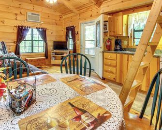 Hendersonville Cabin Near Hiking and Waterfalls! - Hendersonville - Dining room
