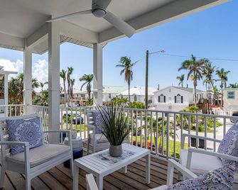 Welcome To 5541 Palmetto Street - New Build! Grab It Now! 4 Bedroom Home by RedAwning - Fort Myers Beach - Balkon