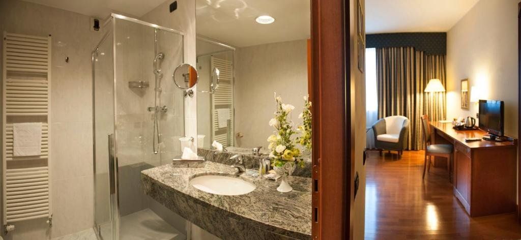 Phi Hotel Cavalieri - Bra - Bathroom
