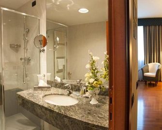 Phi Hotel Cavalieri - Bra - Badkamer