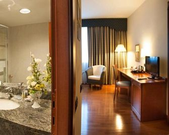 Phi Hotel Cavalieri - Bra - Bathroom