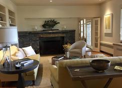 Spectacular Views At This Luxury Country Estate, Walking Distance To Town - Woodstock - Living room