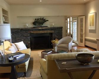 Spectacular Views At This Luxury Country Estate, Walking Distance To Town - Woodstock - Living room
