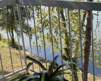 Lakefront near KC Chiefs/Royals. Free round-trip airport & game transport - Kansas City - Balkong