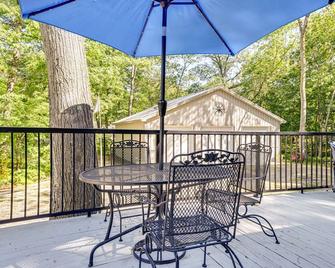 Au Gres Vacation Rental Cabin 1 Mi to Lake Huron - Au Gres - Balcón