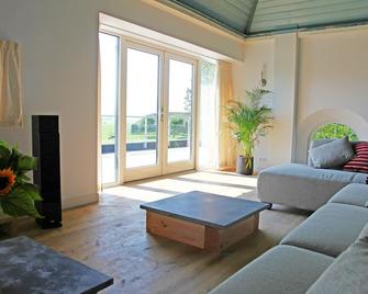 A luxury holiday church with a garden and a view - Raerd - Sala de estar