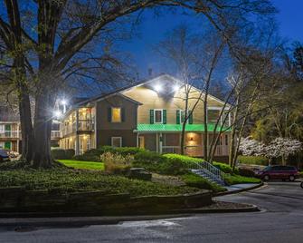 HomeTowne Studios by Red Roof Atlanta NE - Downtown Norcross - Norcross - Edificio