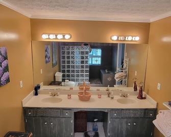 Relax on Private Lake - Nearby Access to Town - Douglasville