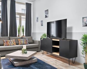 Tolles Design, hochwertig, Vollausstattung, 3 Zimmer, großes Bad & Gäste-WC, große Küche, 3 x Smart TV, 11 min zum Hbf Duisburg - דיסבורג - סלון