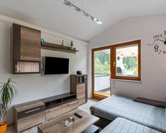 Attractive apartment with terrace - Neukirchen am Grossvenediger - Huiskamer