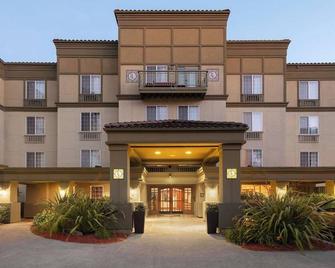 Groups Best Choice: Cozy Suite w/ Full Kitchen, Balcony & Daily Fresh Cookies - Campbell - Будівля
