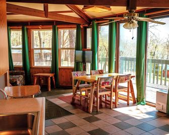 Stunning Octagon Cabin Getaway - Bemidji - Restaurant