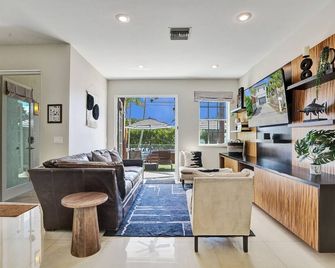 Tarpon River House - Heat Optional Pool - 4 bedrooms - 3 bathrooms - 1 miles to downtown FTL - Fort Lauderdale - Living room