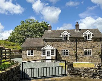 3 bedroom accommodation in Llanerfyl, near Welshpool - 랜우딘 - 건물