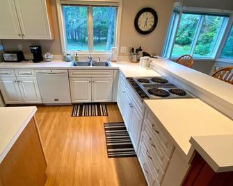 FV50 Pet friendly single level home in Bretton Woods walk to golf course and Mt Washington Hotel - Carroll - Küche