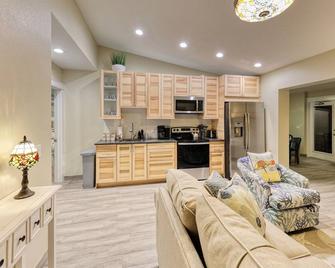 Resort-Style Ground Floor Suite On Vista Lake, Heated Pool & Spa - Anna Maria - Cocina