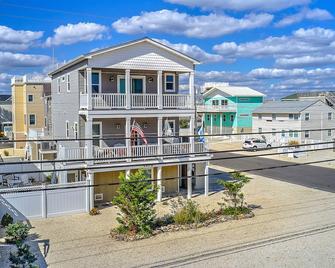 Ocean Views without Oceanfront Prices, just steps from the Beach with Lifeguards - Long Beach - Edificio
