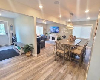 Stunning Lake Home w arcade and huge deck - Portage - Dining room