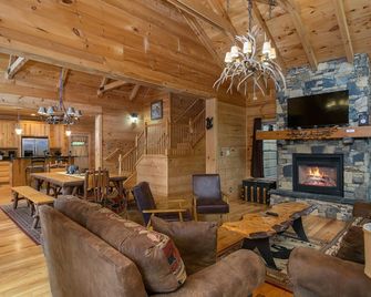 Bear Creek Cabin! Hot Tub+fire Pit, Fireplace, Mtn Lodge, Private, Wifi, Grill! - Spruce Pine - Living room