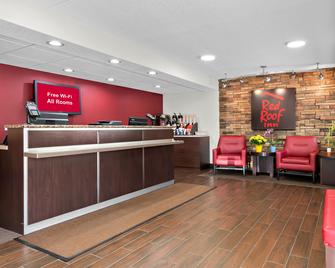 Red Roof Inn Harrisburg North - Harrisburg - Front desk