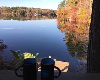 Waterfront Vacation Home For Up To 5 Guests. Canoe, Swim, Ski, and Have Fun. - Sunapee - Patio