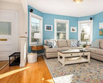 Steps to Downtown Rooftop Deck Flexible Temp Stay - Newburyport - Huiskamer