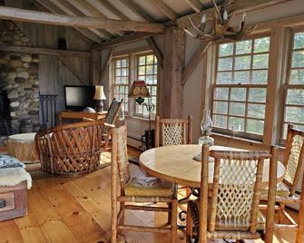 Beautiful Honeymoon Cottage close to Manchester Vermont. {Manchester Center} - Manchester - Comedor