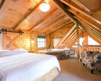 Log Cabin Nestled In Pine Trees with Hot Tub - Millersburg - Bedroom