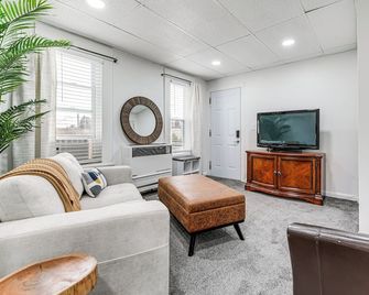 13 Mi to Buffalo: Cozy Apartment in Depew! - Depew - Living room