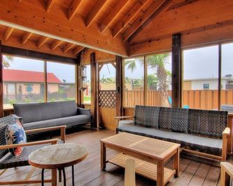 Centrally Located 5 Min to Beach Screen Porch - Port Aransas - Living room
