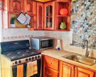 2 Bed-Sleeps 4-Gated Community-5 Min Tow - Falmouth - Cocina