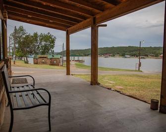 Cozy getaway with beautiful views on one of the most picturesque lakes in Texas. - Graham - Patio