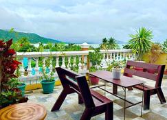 Penthouse Suite with Patio and Viewing Deck - Virac - Balcón