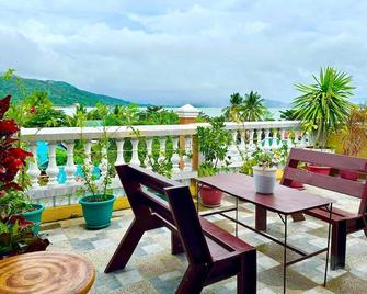 Penthouse Suite with Patio and Viewing Deck - Virac - Balcón