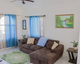 Camelot Paradise - Discovery Bay - Salon