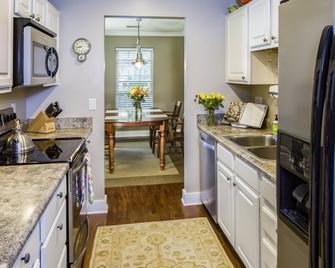 Pet friendly-fenced in yard. Centrally located! Great WiFi! - Charleston - Kuchnia
