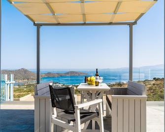 Villa In Elounda With Ocean Views Pool - Elounda - Balcón