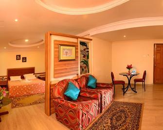 Hotel Grand Palace - Kodaikanal - Living room