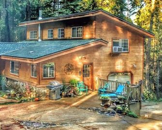 A Lovely Cabin House at Way Woods Retreat With Outdoor Hot Tub! - by Sacred Hub Mgmt - Foresthill - Building