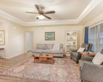 Modern-Rustic Gem near Bentonville & Fayetteville - Gentry - Sala de estar