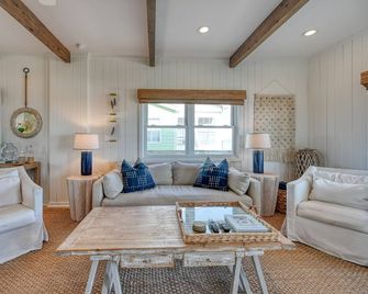 Ocean, ocean and MORE ocean! Renovated from top to bottom! Great for families! - Sneads Ferry - Sala de estar