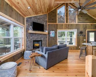 The Llaguna Lodge - New Cabin, Sleeps 10, Fire Pit, Hot Tub, in Blue Ridge , GA - Blue Ridge - Living room
