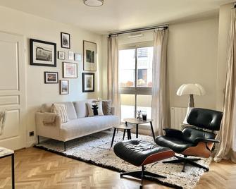 LuxeLevallois chic stay with balcony 800 meters from Paris - Levallois-Perret - Living room